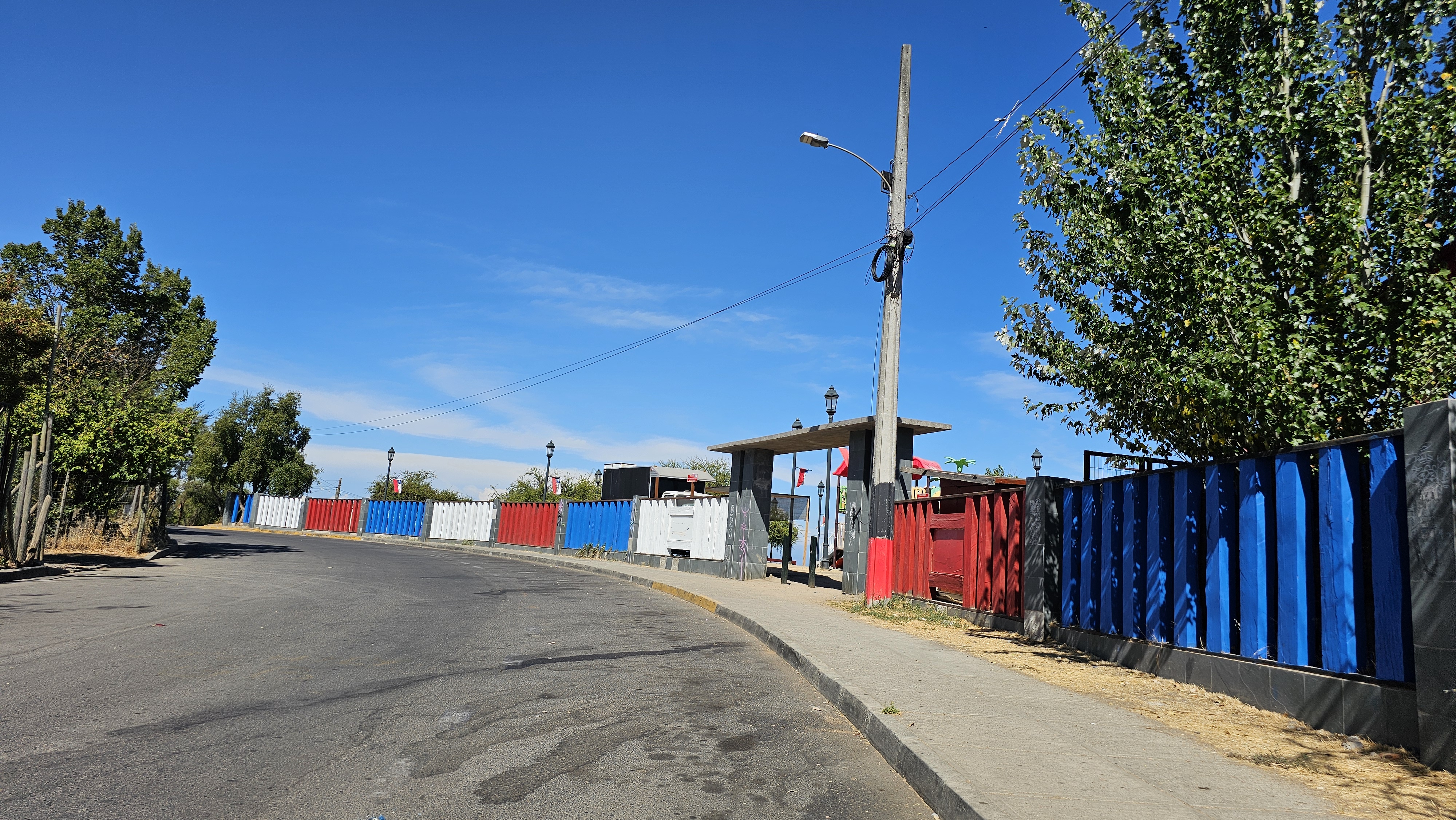 Fotografía de la reja del mirador, es de colores blanco, azul y rojo